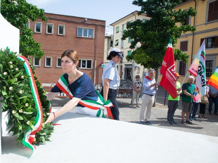 Empoli in piazza per ricordare l’orrore nazifascista, il monito della sindaca: «Democrazia e libertà sono a rischio»