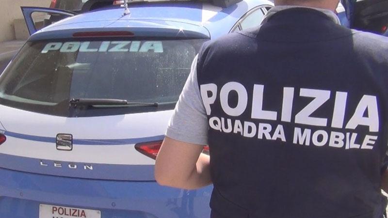 Pistoia, presa a pugni e calci per gelosia: in carcere il compagno violento