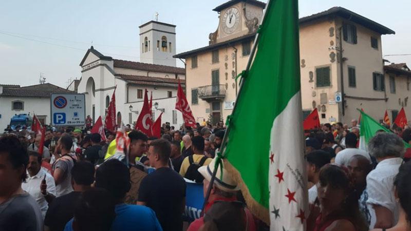 Campi Bisenzio, facchini in sciopero a oltranza: centinaia in piazza con i lavoratori