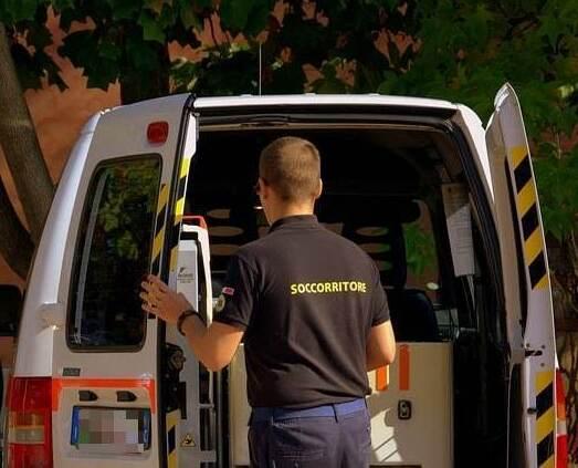 Prato, cade dalla scala nella ditta: operaio ferito alla testa, è grave