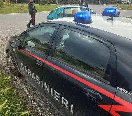 Cecina, truffa dello specchietto: carabinieri in aiuto di un 90enne in difficoltà
