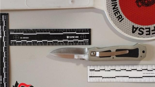 Livorno, entra nel giardino dell’asilo con coltelli e cacciavite: denunciato