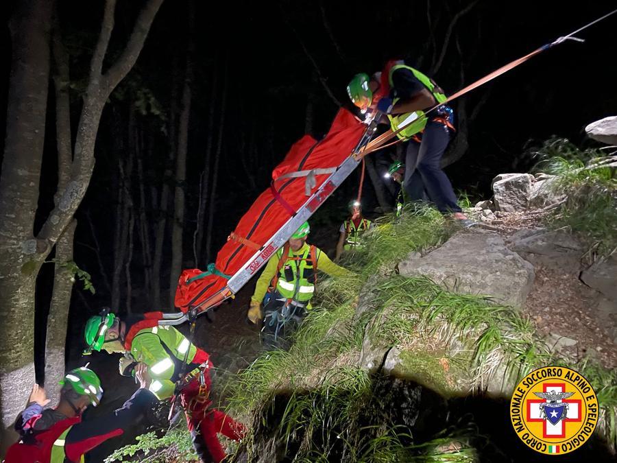 Cade quasi in vetta, soccorsi mobilitati fino a notte a Monte Casarola