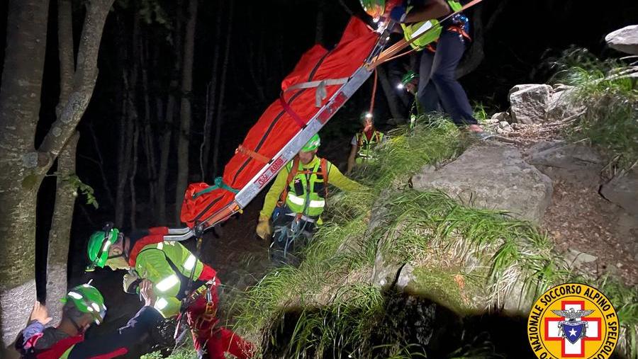 Cade quasi in vetta, soccorsi mobilitati fino a notte a Monte Casarola