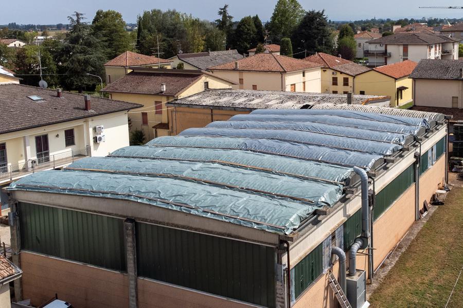 XII Morelli. Cade dal tetto di un capannone: è grave