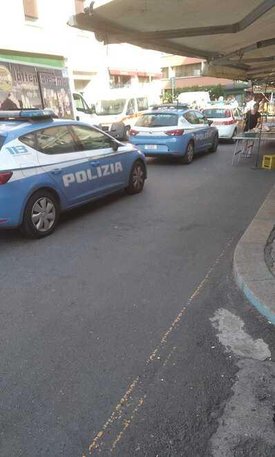 Livorno, dà in escandescenze al mercato per due mattine di seguito: «Ha preso anche a calci un cane»