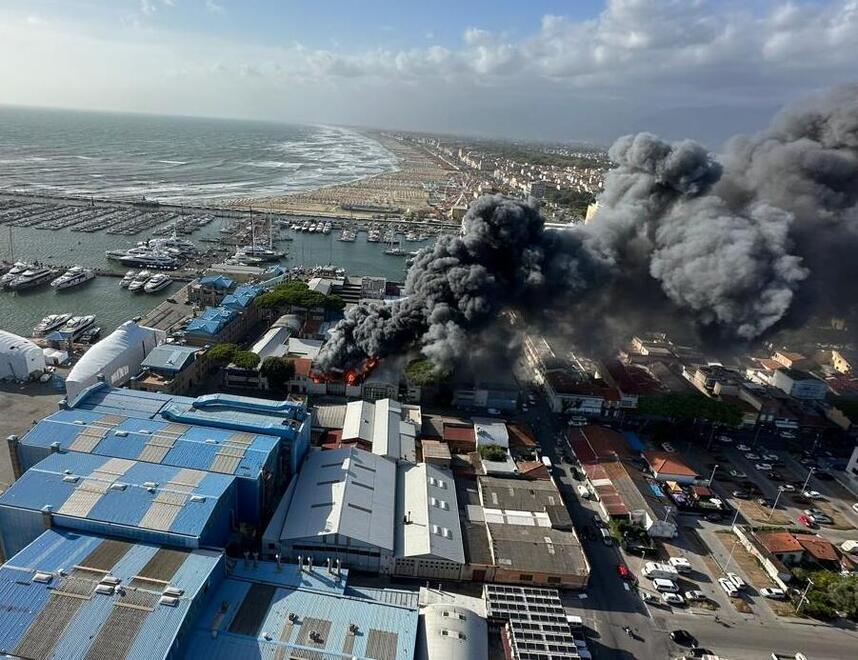 Viareggio, magazzino della nautica distrutto dal fuoco: i dipendenti erano usciti da poco