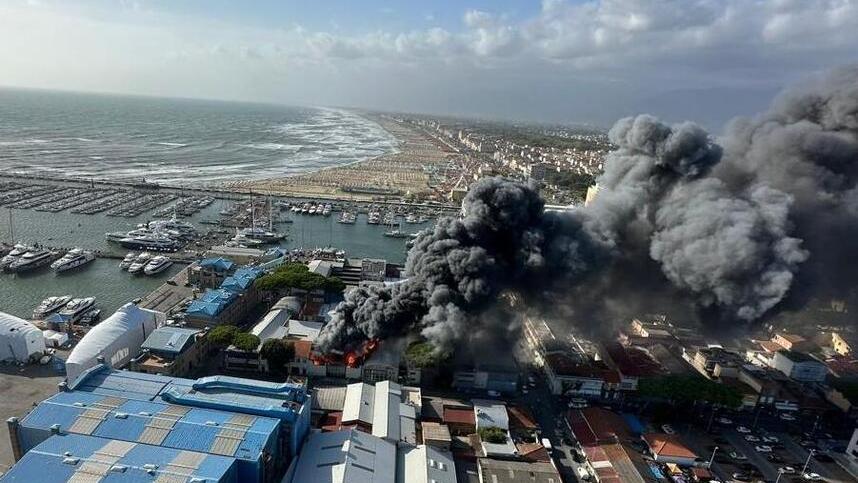 Viareggio, magazzino della nautica distrutto dal fuoco: i dipendenti erano usciti da poco