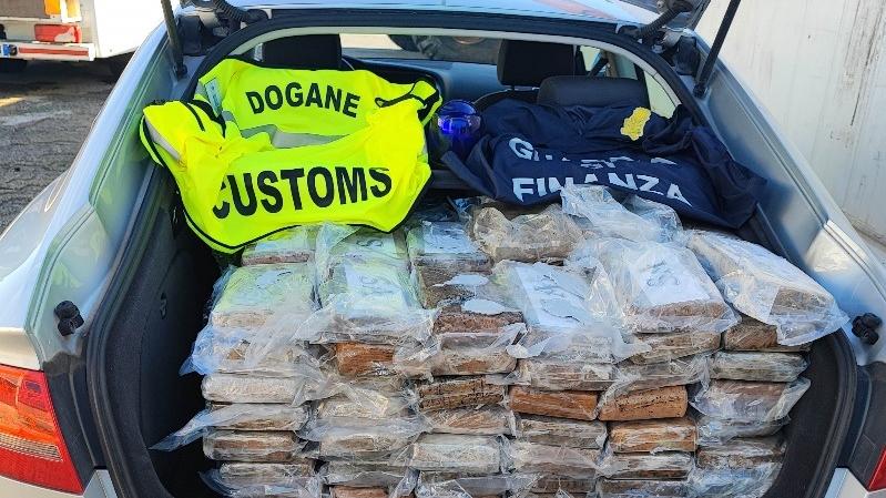 Livorno, sequestrati 59 chili di cocaina in porto: due arresti