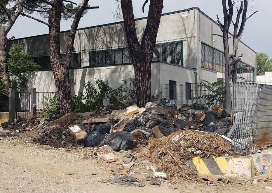 Incendio all’Antilotex, la paura dei residenti: «Diteci se abbiamo respirato veleni»