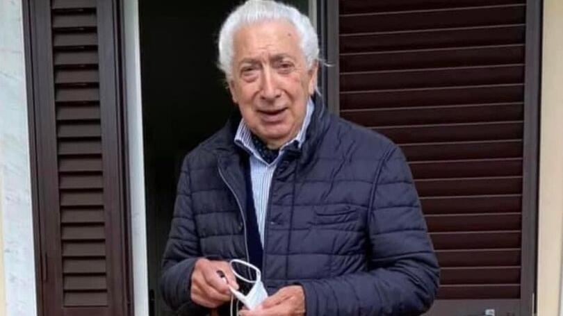 Massa, addio all’amatissimo Lollo: una vita al bancone del bar