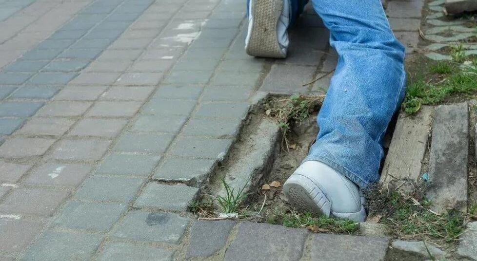 Pisa, cade in una buca e si rompe un braccio. Comune condannato a pagare i danni