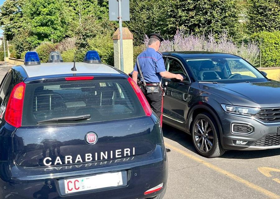 Finge il danno allo specchietto e fugge con 400 euro, denunciato