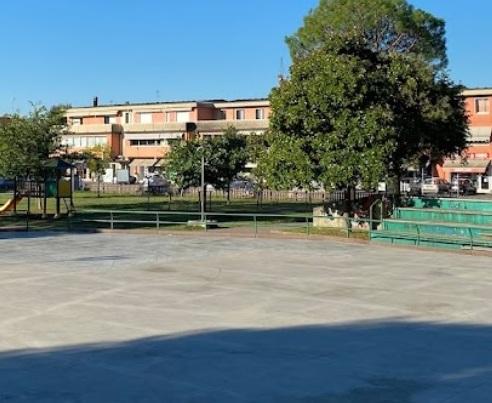 Massa e Cozzile, diverbio al parco del Gusci: giovane colpito con una bici
