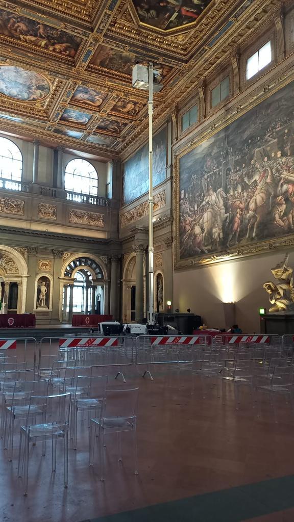 Firenze, al via il monitoraggio del soffitto del Salone dei Cinquecento: restauratori a venti metri sfiorano gli affreschi vasariani