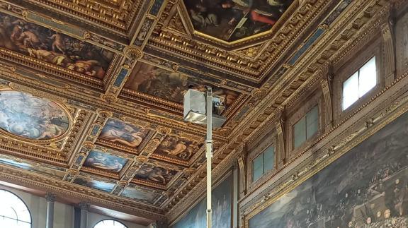 Firenze, al via il monitoraggio del soffitto del Salone dei Cinquecento: restauratori a venti metri sfiorano gli affreschi vasariani