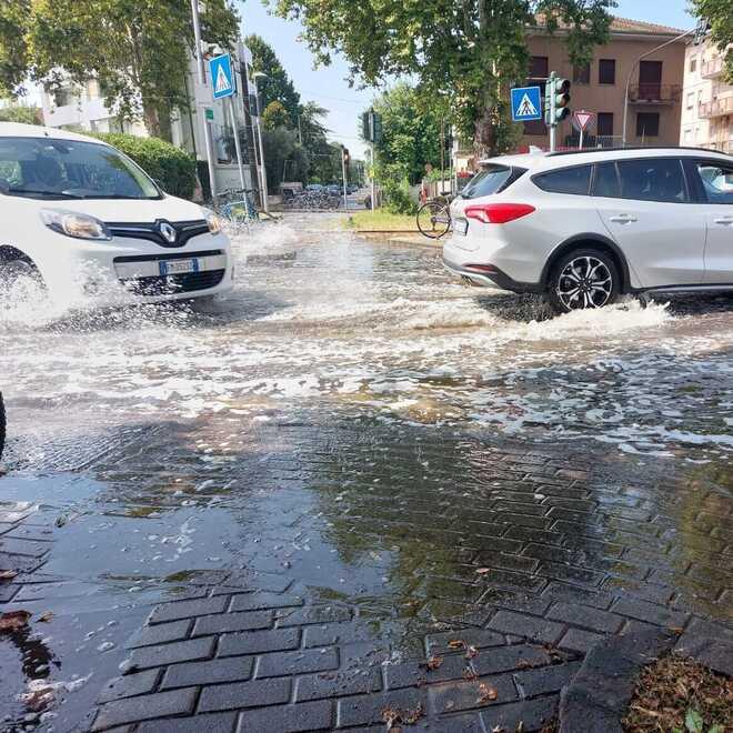 Carpi, si allaga il piazzale della stazione: e i residenti puliscono i tombini 