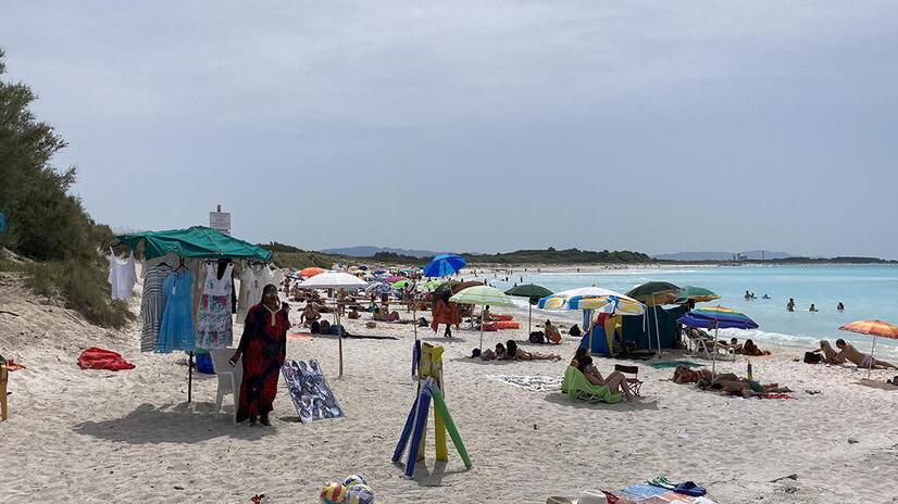 Rosignano, colto da un malore tra le onde: era insieme alla moglie disabile