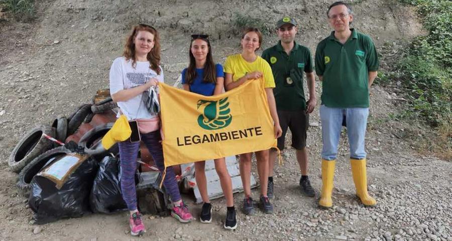 Rifiuti abbandonati vicino a parchi e argini Legambiente fa pulizia