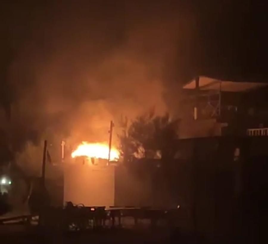 Bosa, fuoco in un deposito del ristorante Il Galeone: il rapido intervento dal locale vicino rende minimi i danni