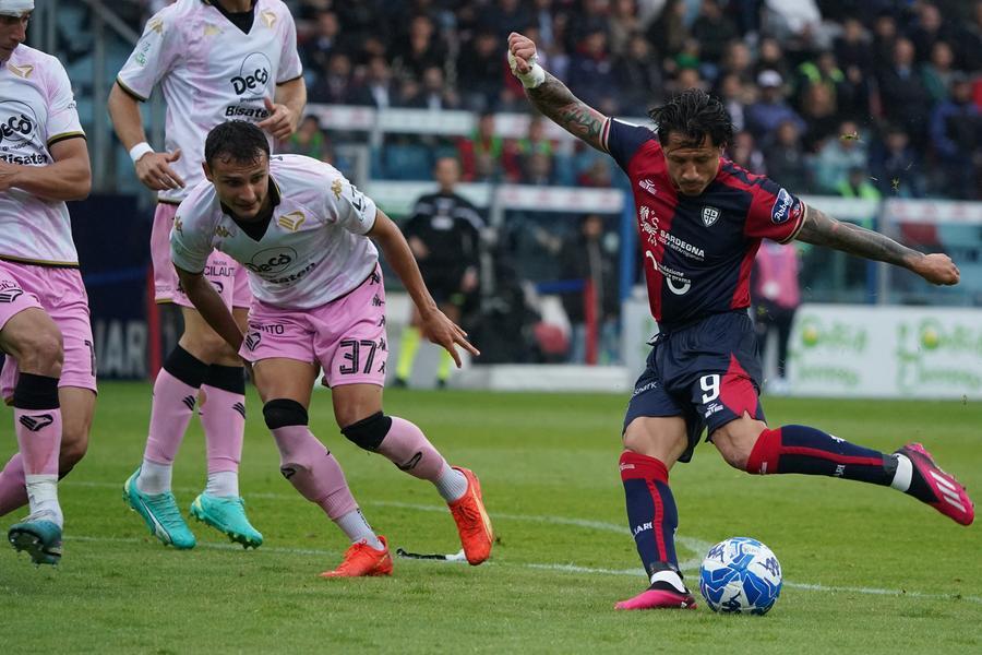 
	Una fase di Cagliari-Palermo del campionato di B, gara decisa da un gol di Lapadula (nella foto)

