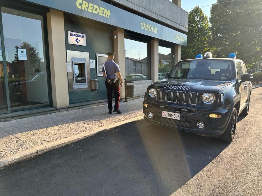 Assalta il Credem minacciando di farsi esplodere, preso