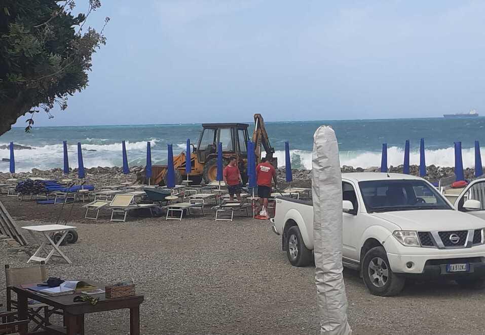 Livorno, raffiche di Libeccio a 48 nodi e detriti in spiaggia: chiusa la Marina del Boccale