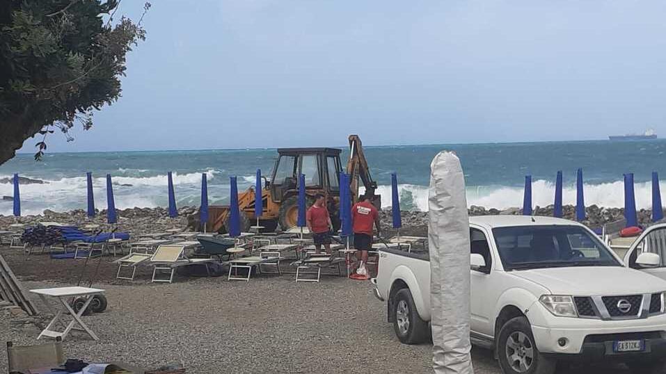 Livorno, raffiche di Libeccio a 48 nodi e detriti in spiaggia: chiusa la Marina del Boccale
