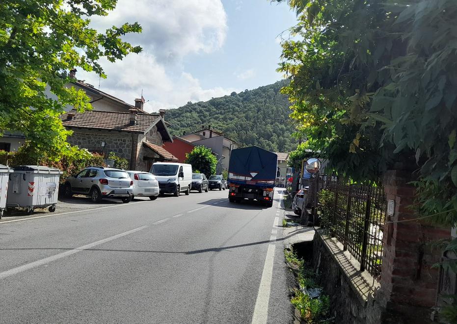 La via Modenese come una pista: «Dissuasori e velox sul rettilineo»