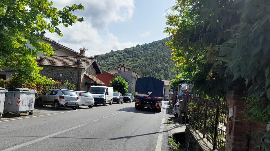 La via Modenese come una pista: «Dissuasori e velox sul rettilineo»