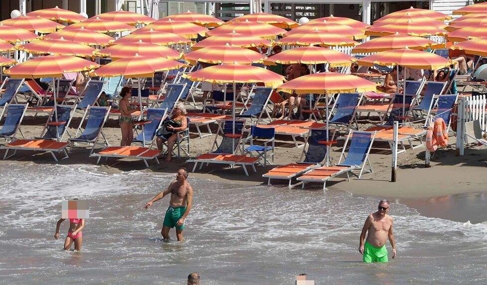 Marina di Massa, onde alte fino a tre metri: la mareggiata divora la spiaggia