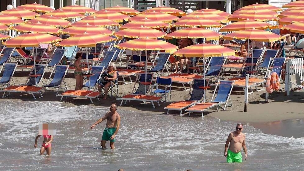 Marina di Massa, onde alte fino a tre metri: la mareggiata divora la spiaggia