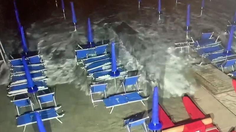 Marina di Massa, il titolare dell’Henderson dopo l’ultima mareggiata: «Così siamo destinati a sparire»