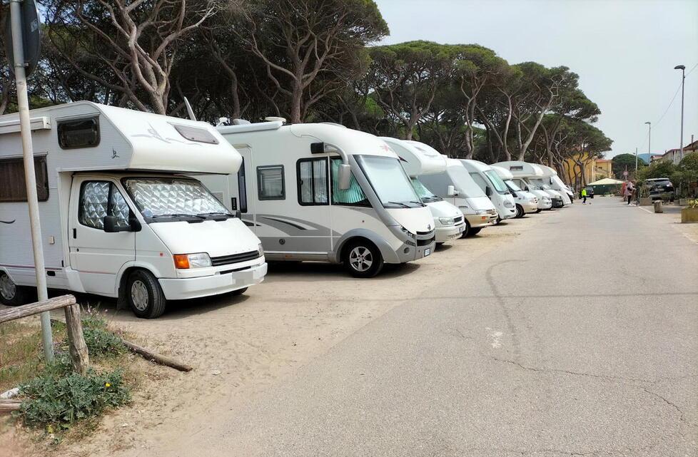 Follonica, il disco orario al parcheggio “non vale” per i camperisti