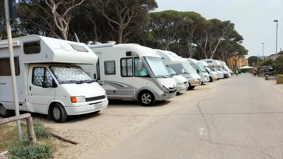 Follonica, il disco orario al parcheggio “non vale” per i camperisti
