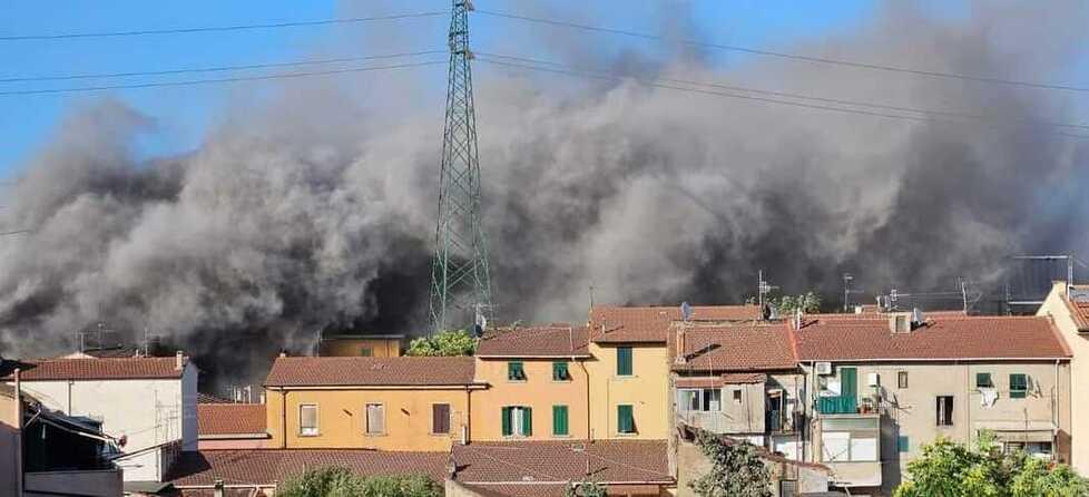 Nuove demolizioni in fabbrica, Piombino invasa da una nuvola nera. Le proteste e la rabbia del sindaco – Video