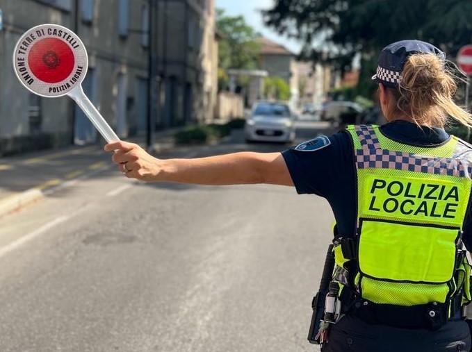Vignola. Senza patente e senza assicurazione scappa dalla polizia: maxi multa dopo l’inseguimento
