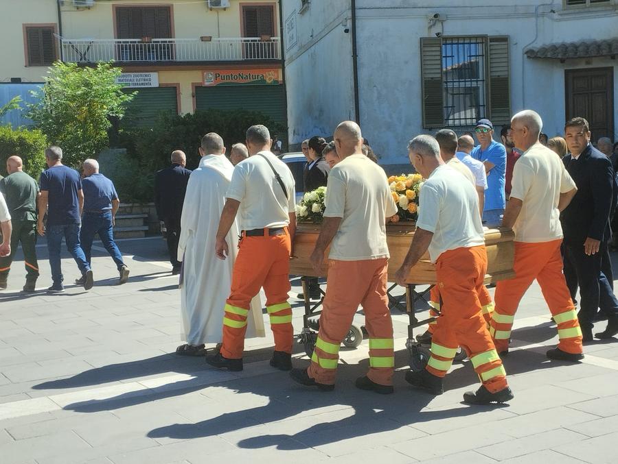 Baunei, commozione al funerale dell’operaio di Forestas morto per il caldo