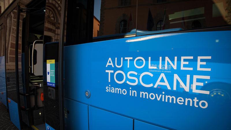 Grosseto, dà in escandescenze sul bus, scende e si sdraia in mezzo alla strada