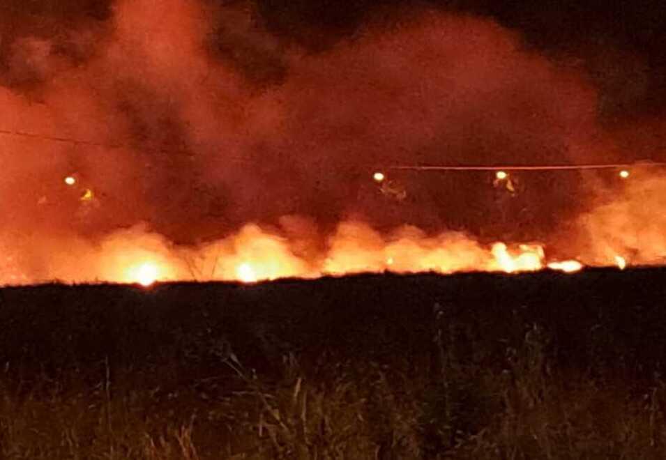 Maxi incendio nella notte ore di paura a Palazzi – Video