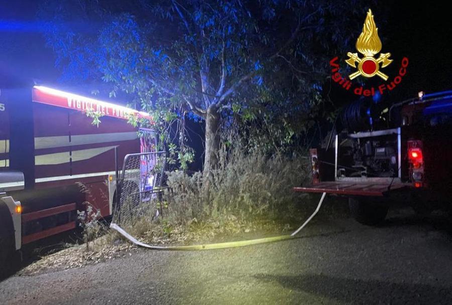 Bolotana, in fiamme un fienile: i vigili del fuoco spengono l’incendio