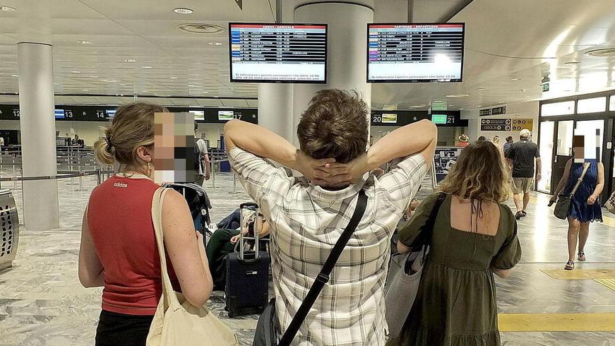 Pisa, rischia di perdere l’aereo e diffonde un falso allarme bomba
