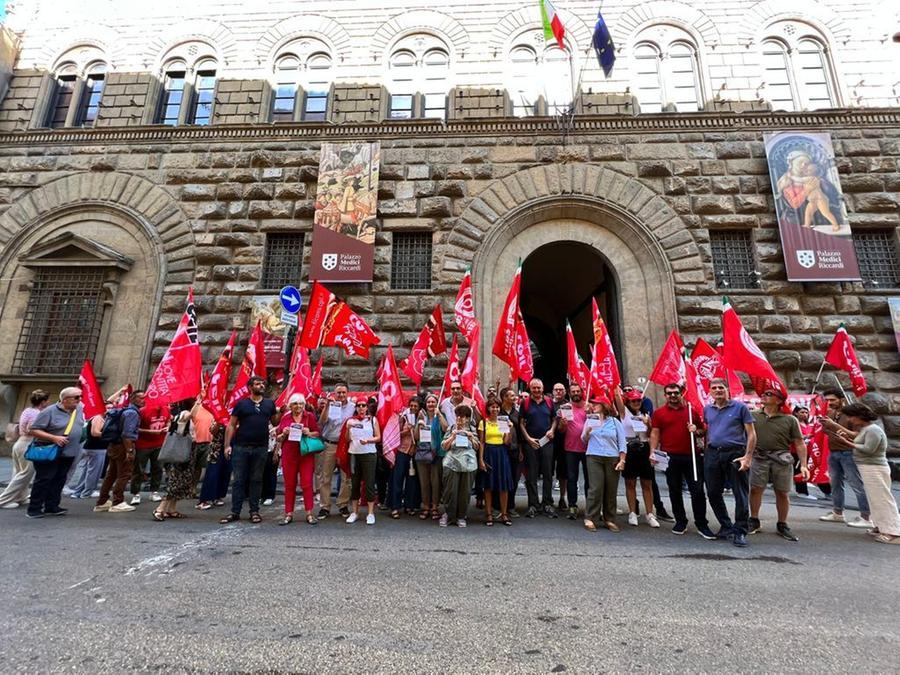 Firenze, i lavoratori di Mondo convenienza in sit-in davanti alla prefettura: “No allo sfruttamento, il lavoro non è una merce”