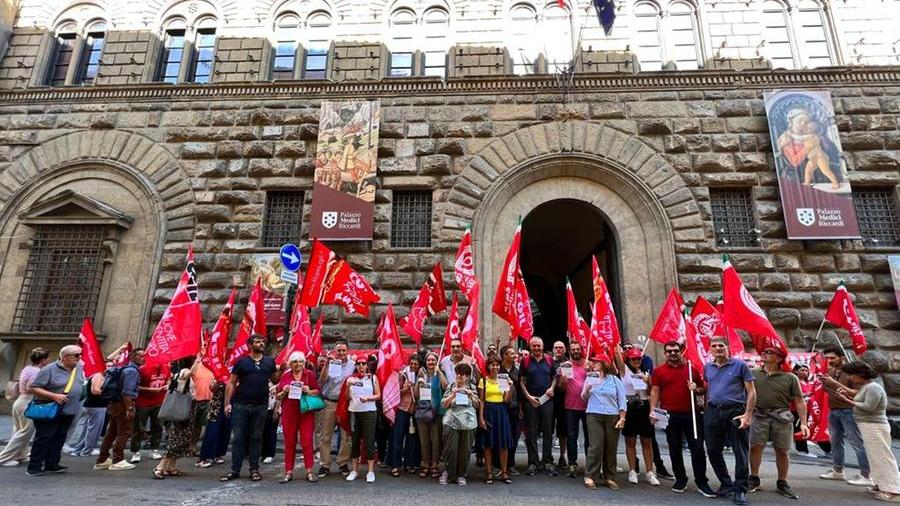 Firenze, i lavoratori di Mondo convenienza in sit-in davanti alla prefettura: “No allo sfruttamento, il lavoro non è una merce”