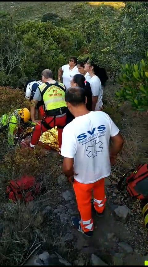 Capraia isola, cade durante l’escursione e perde conoscenza: sessantenne salvato