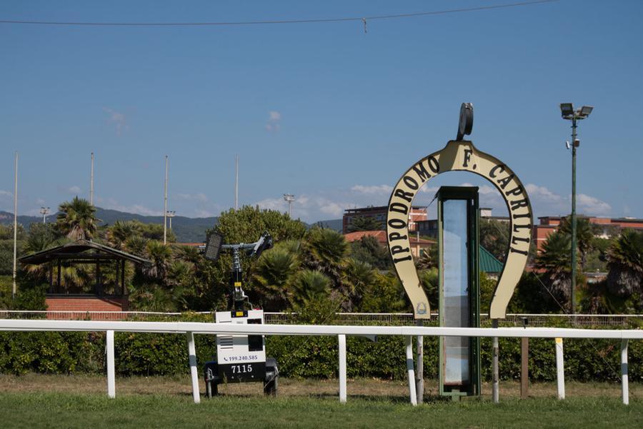 Livorno, installate le luci all’ippodromo Caprilli: via alle corse in notturna