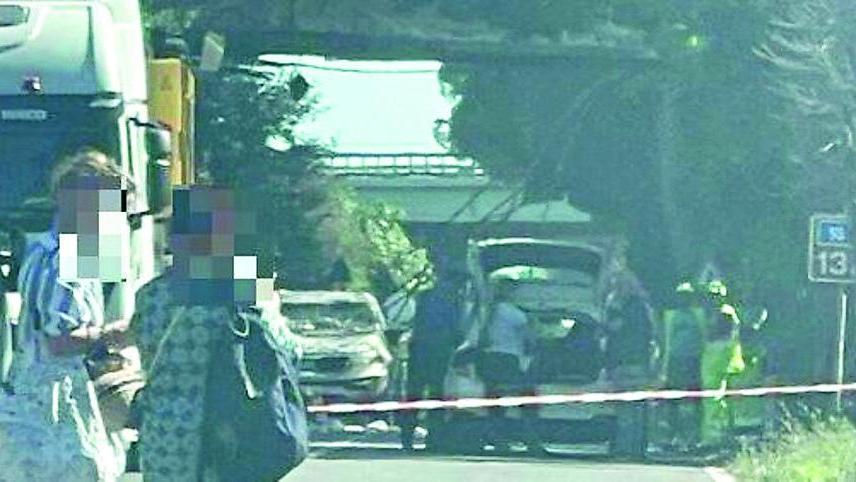 A sinistra il camion e sullo sfondo l'auto colpita dai calcinacci caduti dal cavalcavia (Foto Tirreno)