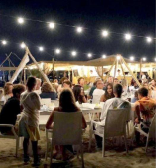 Bagni di Luna ai Lidi: oggi si cena in spiaggia