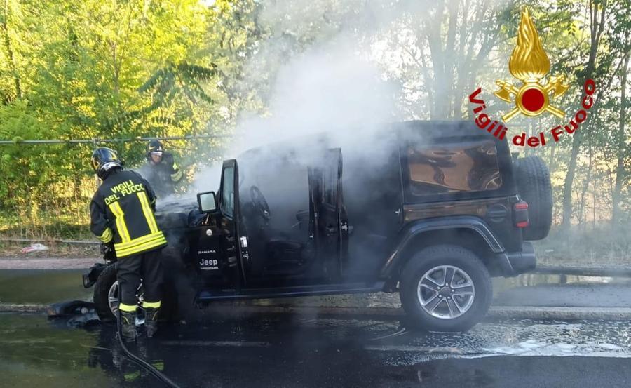 Auto prende fuoco in via Emilia Ospizio