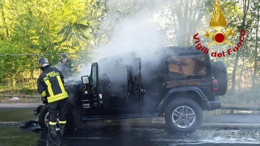 Auto prende fuoco in via Emilia Ospizio